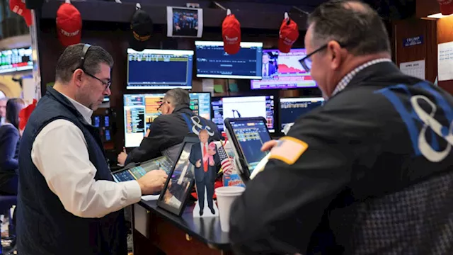 يعمل المتداولون في قاعة بورصة نيويورك خلال التداول