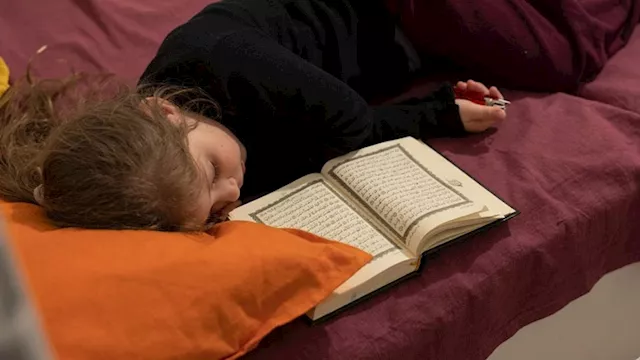 طفلة تقرأ القرآن وتقاوم النوم 