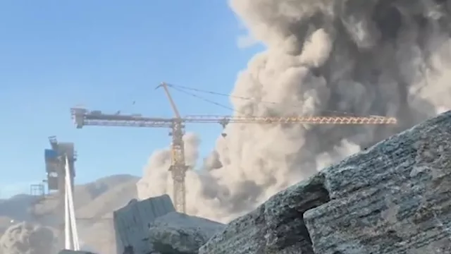 لحظة استهداف جسر في كرج ومقتل مدنيين بإيران