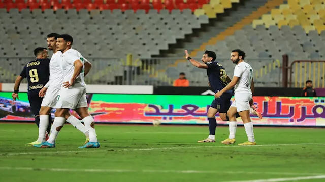 لقطات من الشوط الأول لمباراة الزمالك والمصري (13)