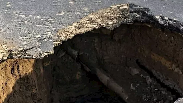 هبوط أرضي بالطريق الساحلي