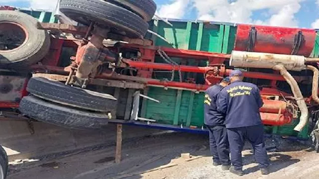 انقلاب شاحنة على طريق الإسكندرية الصحراوي