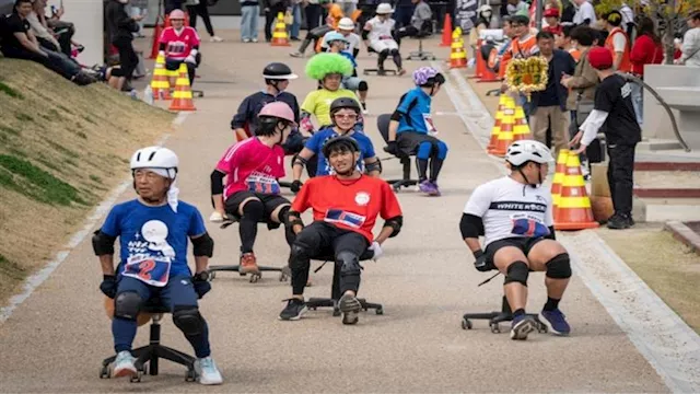 موظفو اليابان يحولون كراسي المكاتب