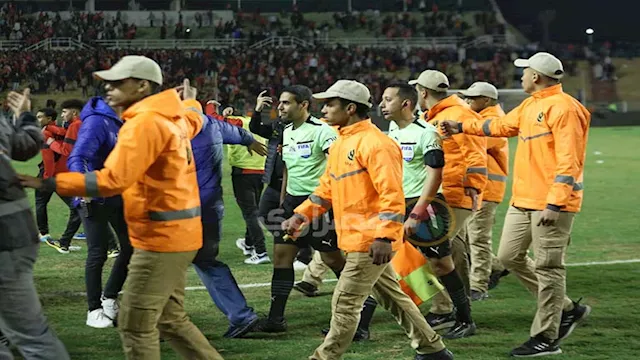 خروج حكم مباراة الأهلي وسيراميكا كليوباترا وسط حرا