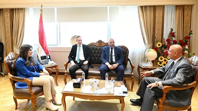 وزيرة الإسكان تبحث مع أكوا باور مشروعات تحلية مياه