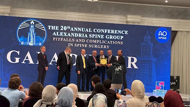 مؤتمر الإسكندرية السنوي للعمود الفقري يكرم عميد طب