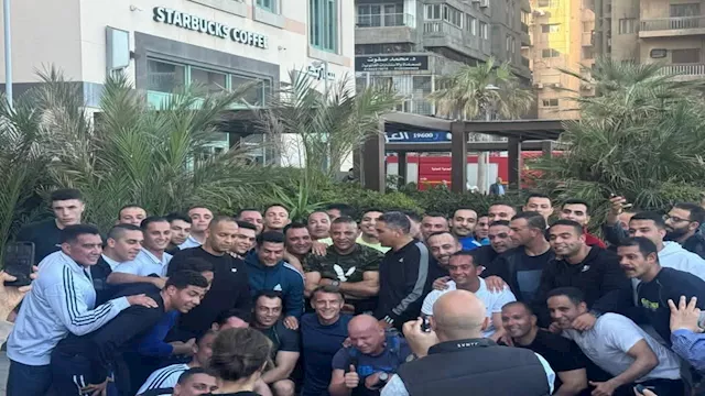 ماكرون يلتقط صورًا تذكارية مع عمال المطاعم