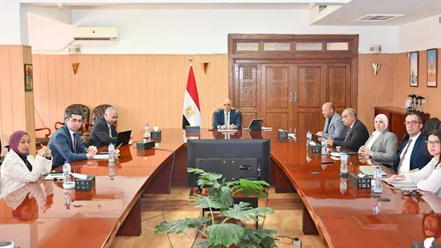خلال الاجتماع