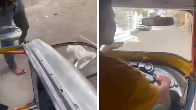 سائق يقلب توك توك براكب