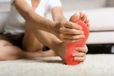 أسباب تنميل القدمين بعد الأكل.. هل له دلالات خطيرة؟     