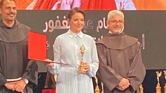 ريهام عبد الغفور تهدي تكريمها في ختام الكاثوليكي ل