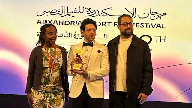 المخرج روبرتو إركولالو يتسلم تكريم مهرجان الإسكندر