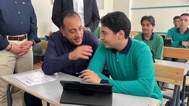 رئيس الوزراء يسأل طالبا عن البورصة