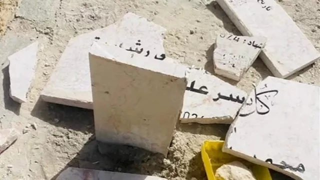مستوطنون يحطمون شواهد القبور بمقبرة وادي عبيان في 