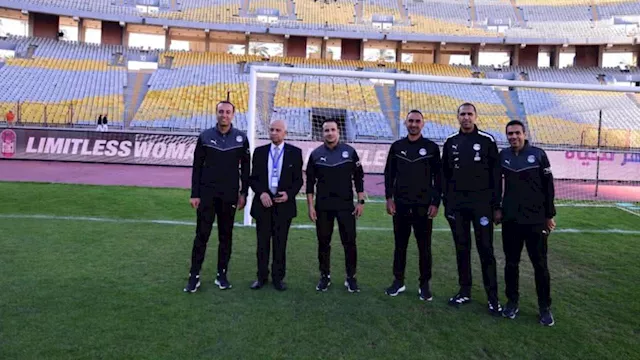 طاقم تحكيم مباراة الزمالك في ملعب المباراة بعد تعر
