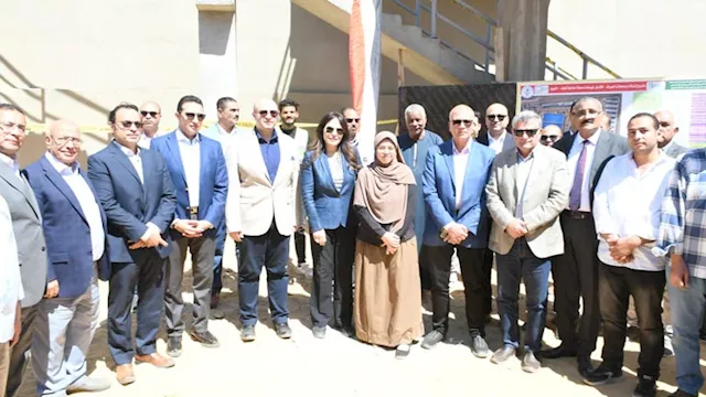 وزيرة الإسكان ومحافظ الفيوم وسط العاملين بالصرف
