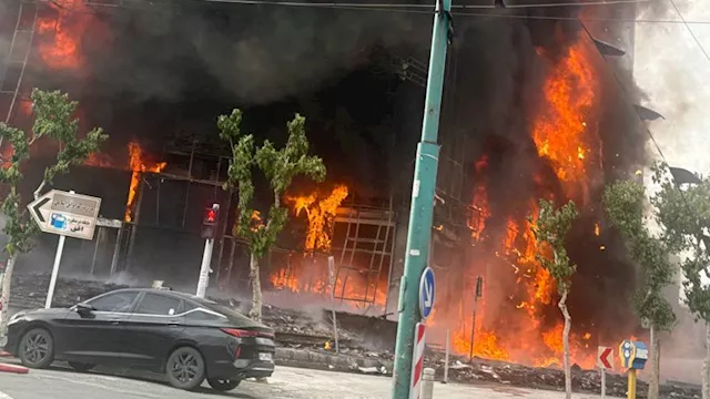 اندلاع حريق هائل في مجمع تجاري بالعاصمة الإيرانية 