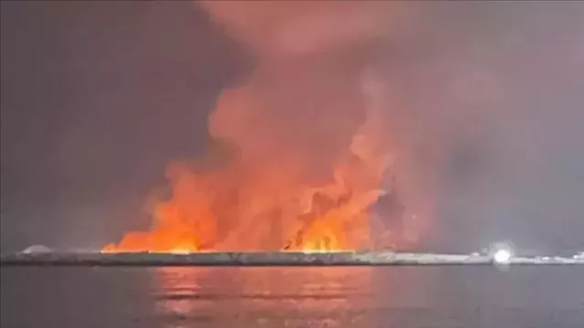 اندلاع حريق في سفن تجارية