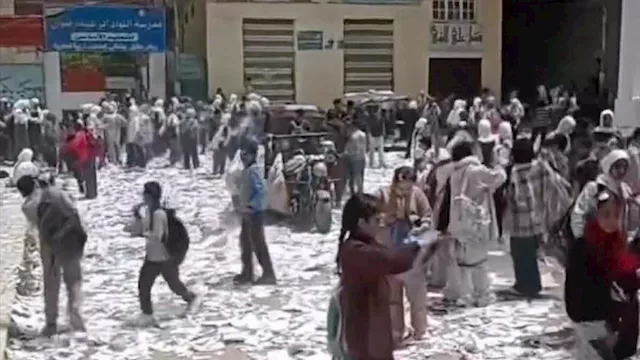 تمزيق الكتب