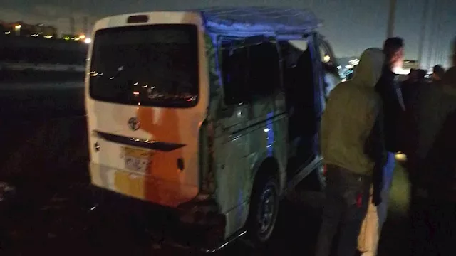 انقلاب ميكروباص أعلى الطريق الصحراوي والمرور تعاين