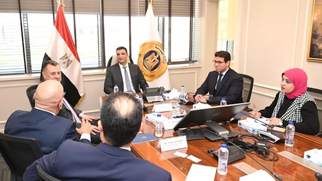 وزير الصناعة خلال لقاءً وفد بنك أبوظبي الأول- مصر