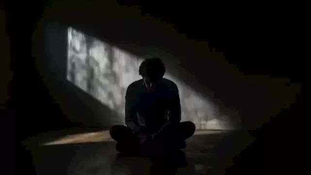 الجلوس في الظلام