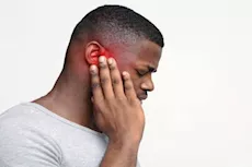  ما العلاقة بين التهابات الحلق والشعور بألم الأذن؟