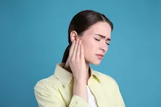 علاج انسداد الأذن من المنزل- إليك الطريقة حسب السبب "فيديوجرافيك"