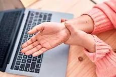 هل تشعر بخدر اليد وضعفها أثناء الكتابة؟- قد تشير إلى هذه الحالة