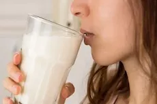 اللبن الرائب ليلاً أم صباحاً.. إليك أفضل الوقت لتناوله في الصيف