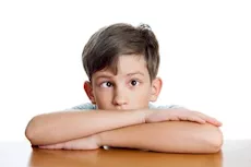 هل استخدام الشاشات الإلكترونية يسبب حول العينين عند الأطفال؟
