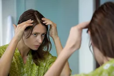 أعراض مرض فروة الرأس- 7 علامات تحذيرية احذري منها      