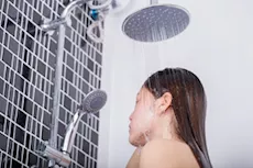 الاستحمام بالماء الساخن أثناء الحمل في الصيف.. إليك فوائده ومخاطره