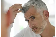 متى يمكن أن يظهر الشعر الأبيض عند الرجل؟                