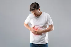 تظهر على القدمين ليلًا- 5 أعراض تنذر الرجال بتلف الكبد 