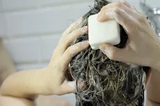 هل استخدام الصابون لغسل الشعر في الصيف يمكن أن يكون ضارًا؟
