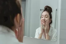 هل غسول الوجه بحمض الساليسيليك آمن للاستخدام اليومي؟