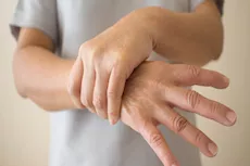 ما الفرق بين الرعشة الطبيعية والمرضية؟- طبيب يوضح 