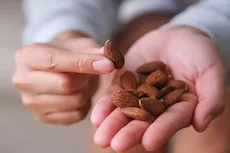 أيهما أفضل تناول اللوز بقشره أم المنقوع؟- تعرف على الفوائد والأضرار