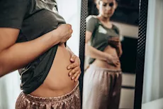 سبب انتفاخ البطن- طبيب يحذر: عرض لهذه الأمراض "فيديو"  