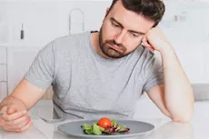 الشبع سريعًا بعد تناول الطعام- هل يكشف عن مشكلة بالمعدة؟