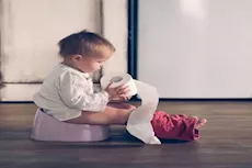 أسباب كثرة التبرز عند الأطفال.. متى يستدعي القلق؟