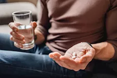 طالب كاد أن يفقد حياته سبب دواء شهير لعلاج البرد- ما القصة؟