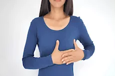 تدليك الثدي بالثلج يعالج الترهل؟.. دراسة علمية تكشف الحقيقة