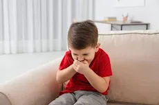 هذه أسباب القيء عند الأطفال.. طرق طبيعية للتخلص منه