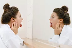 سن الثلاثين للنساء- 6 أعراض لارتفاع الكوليسترول تظهر على اللسان