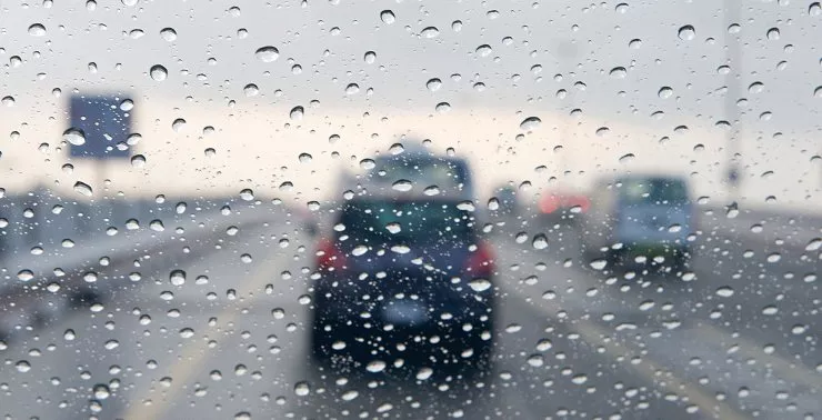 نصائح القيادة أثناء تساقط الأمطار