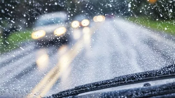 القيادة ببطء أثناء تساقط الأمطار
