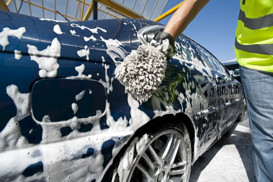 تنظيف السيارة