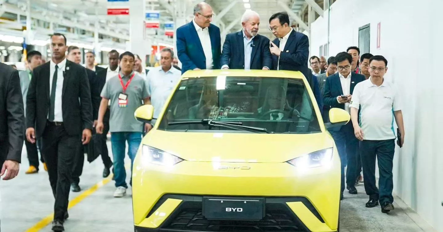 رئيس البرازيل داخل سيارة بي واي دي